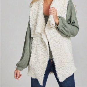 Altar’d State Pale Cream Popcorn Eyelash Flyaway Vest with Pockets Size Large